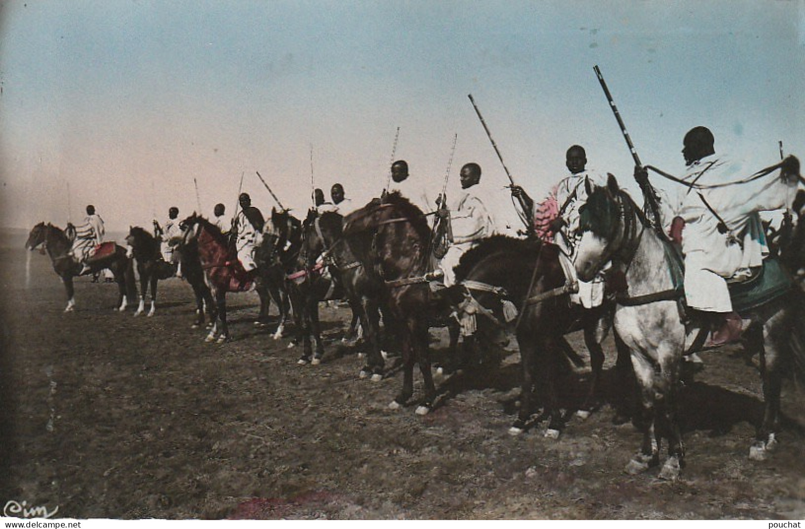 CE9  - SCENES ET TYPES DU MAROC - PREPARATION POUR LA FANTASIA  - CARTE COULEURS  -  2 SCANS - Africa