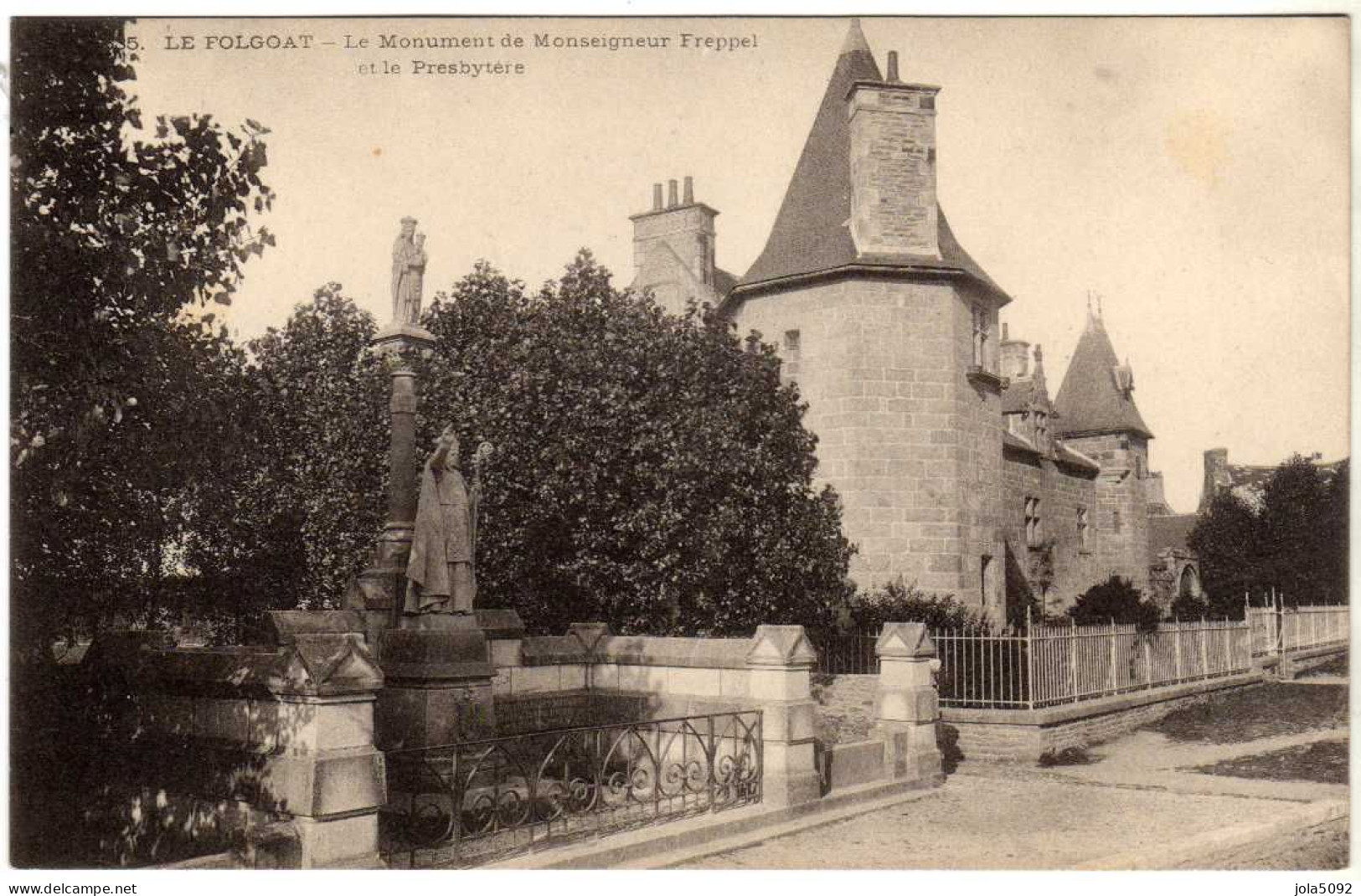 29 / LE FOLGOAT - Le Monument De Monseigneur Freppel Et Le Presbytère - Le Folgoët