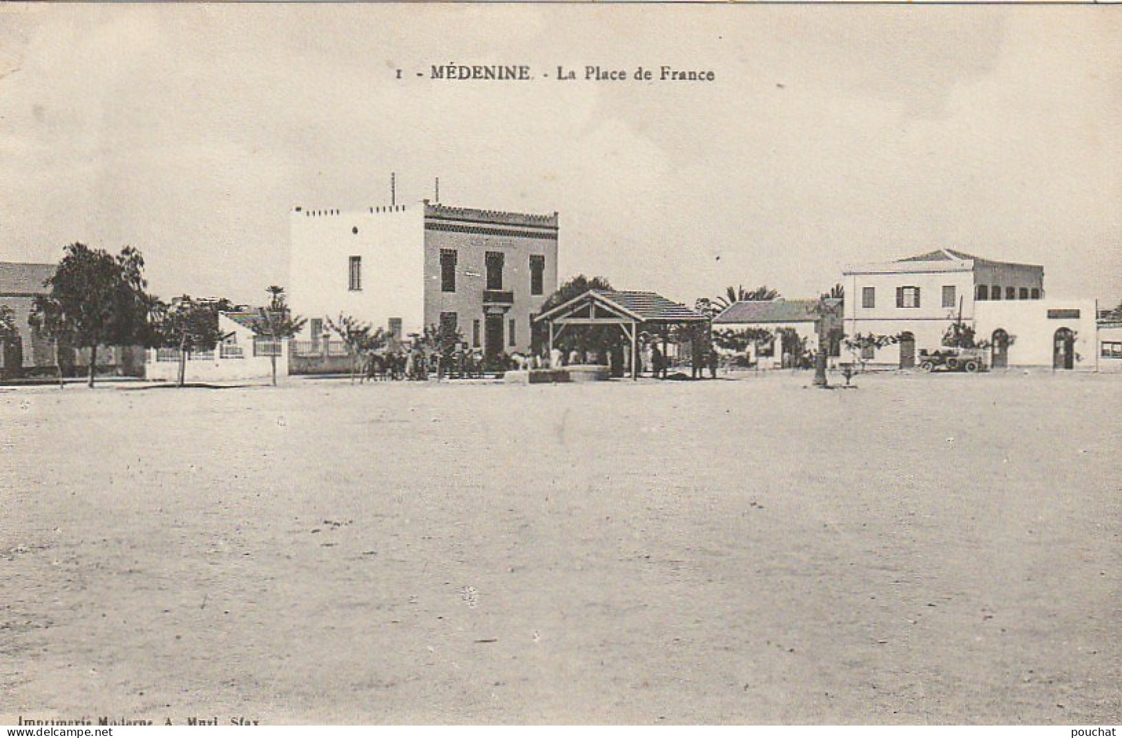 CE12 - MEDENINE ( TUNISIE ) -  LA PLACE DE FRANCE  - GRAND HOTEL ET POSTE  -   2 SCANS - Túnez