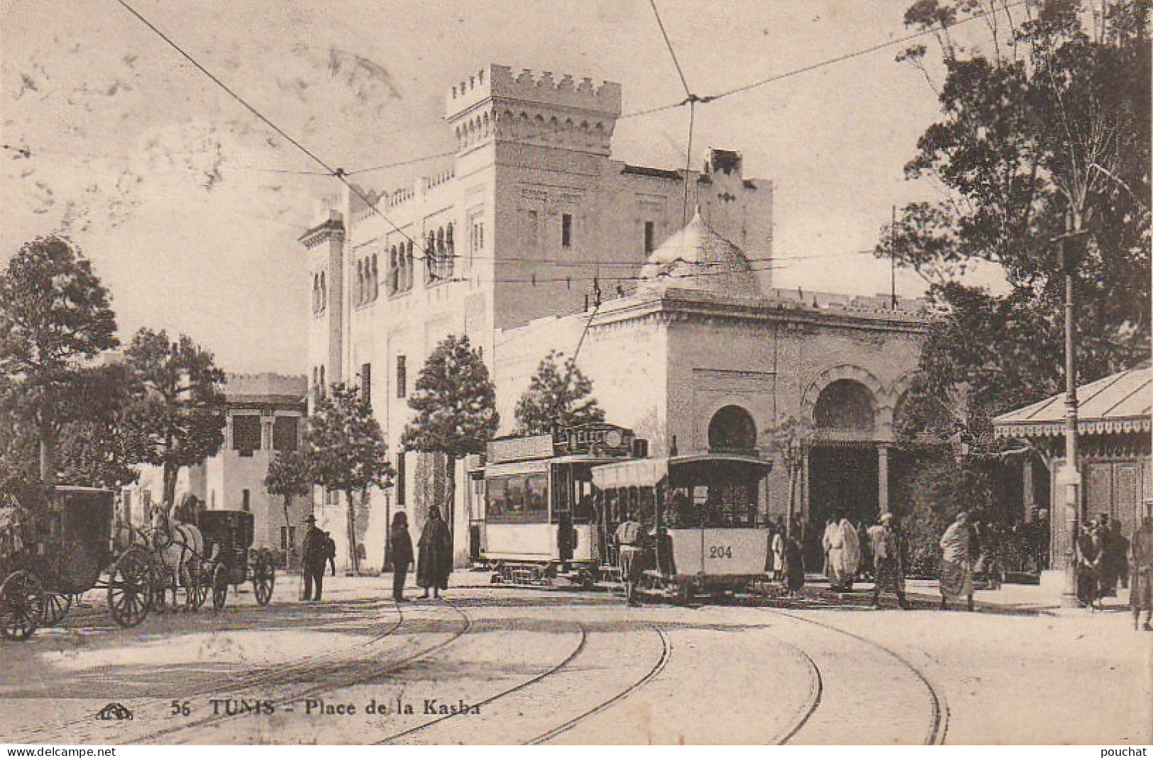 CE12  - TUNIS ( TUNISIE ) -  PLACE DE LA KASBA  - ANIMATION - CALECHES  , TRAMWAY -  2 SCANS - Tunisia