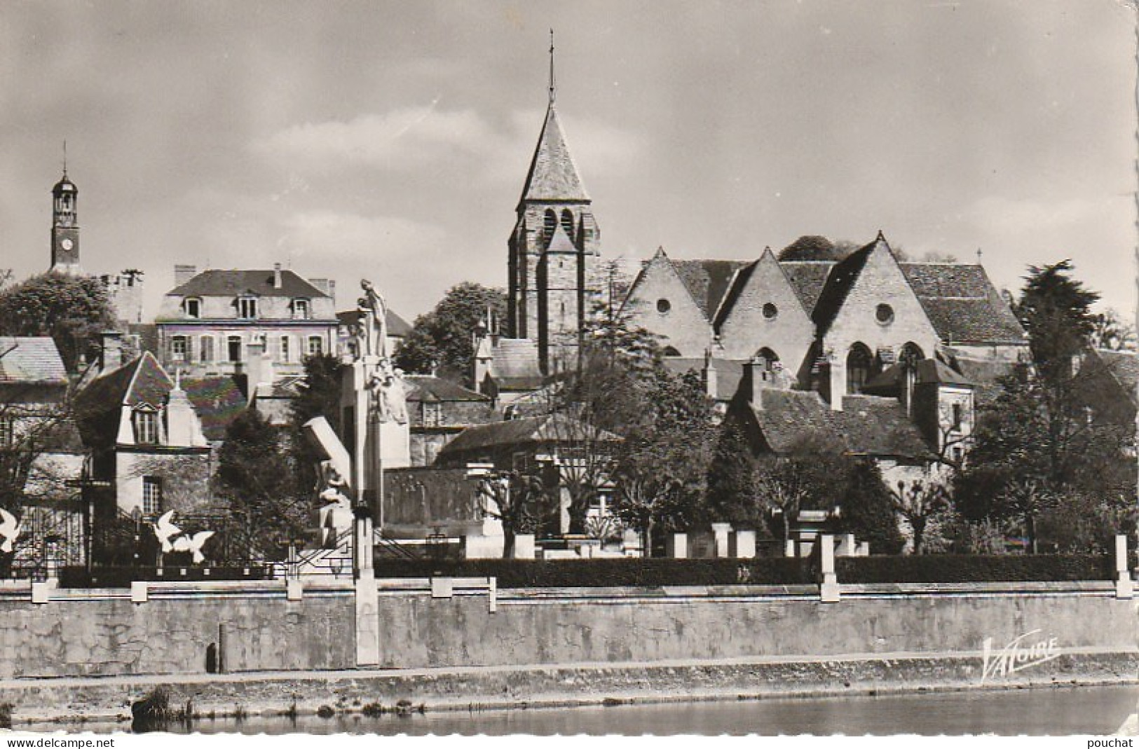 BE 1 -(18) VIERZON  - L ' EGLISE , LE MONUMENT AUX MORTS ET LE BEFFROI  , VUS  DU CANAL DE BERRY   - 2 SCANS - Vierzon