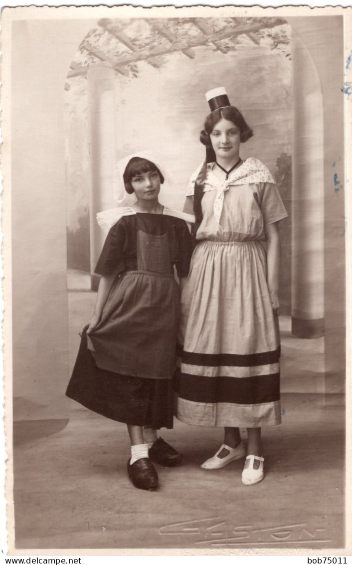 Carte Photo De Deux Jeune Filles élégante Déguisé Posant Dans Un Studio Photo - Anonyme Personen