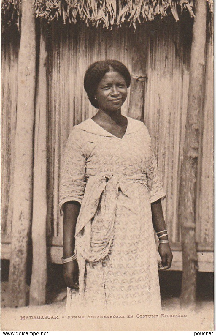 CE6  - FEMME  ANTAMBAHOAKA   EN COSTUME EUROPEEN ( MADAGASCAR  ) - ETHNIE MALGACHE   -  2 SCANS - Madagaskar