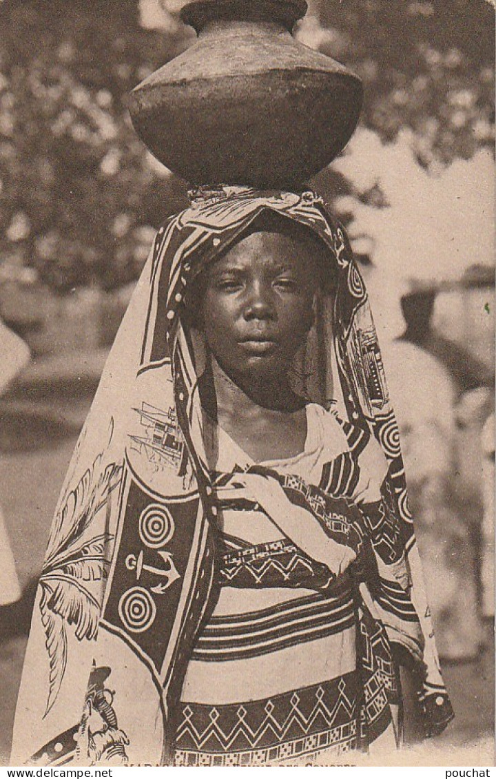 CE6  - MADAGASCAR  -  FEMME DES COMORES - PORTRAIT -  2 SCANS - Komoren