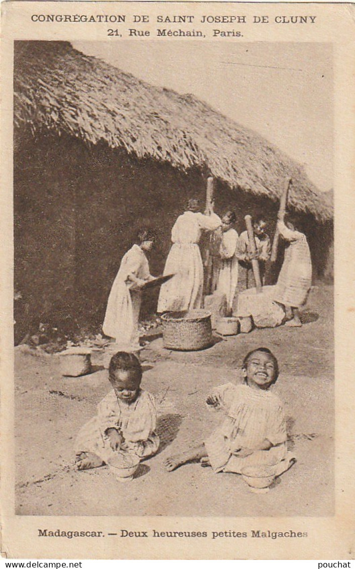 CE6  - MADAGASCAR  - DEUX  HEUREUSES PETITES MALGACHES  - FEMMES EN TRAIN DE PILER  -  2 SCANS - Madagaskar