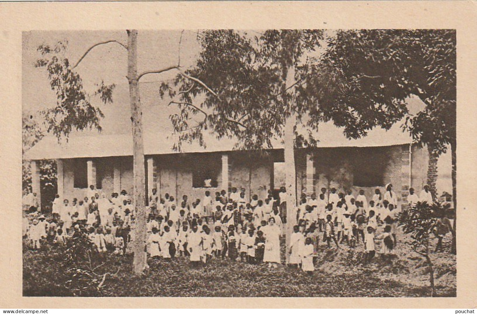 CE6  - L ' ECOLE DE TAMATAVE  ( MADAGASCAR ) -  ECOLIERS ET ENSEIGNANTS   - 2 SCANS - Madagascar