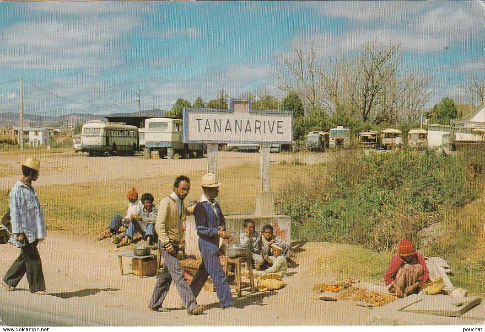 CE6 - MADAGASCAR  - TANANARIVE  - SCENES DE LA RUE - ANIMATION - CARTE COULEURS   -  2 SCANS - Madagascar