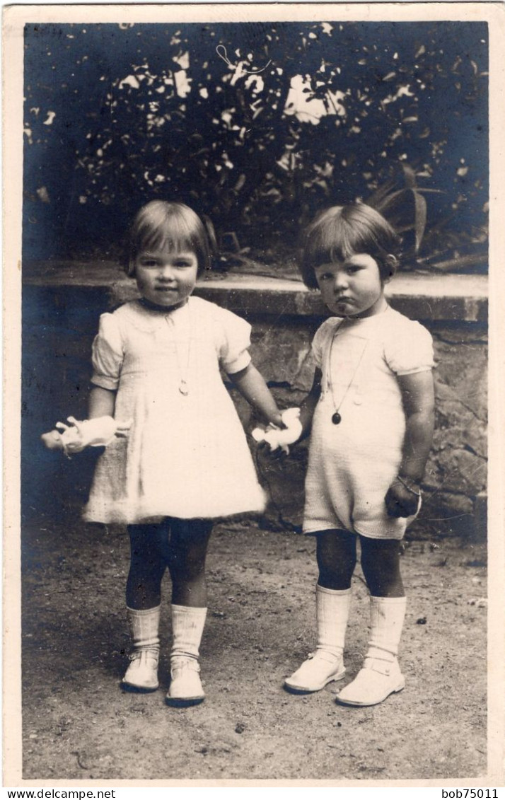 Carte Photo De Deux Petite Fille élégante Posant Dans La Cour De Leurs Maison - Anonyme Personen