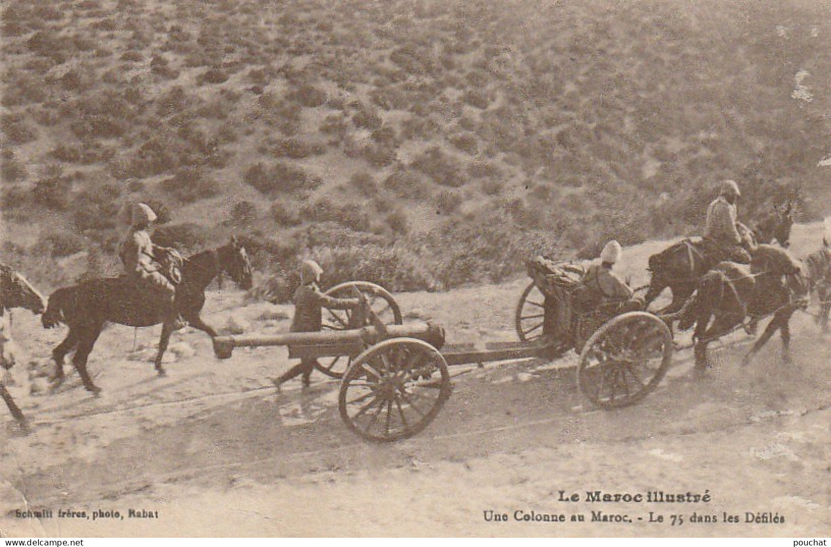 CE9 - LE MAROC ILLUSTRE - UNE COLONNE AU MAROC - LE 75 DANS LES DEFILES  - CANON DE 75 -  2 SCANS - Regiments