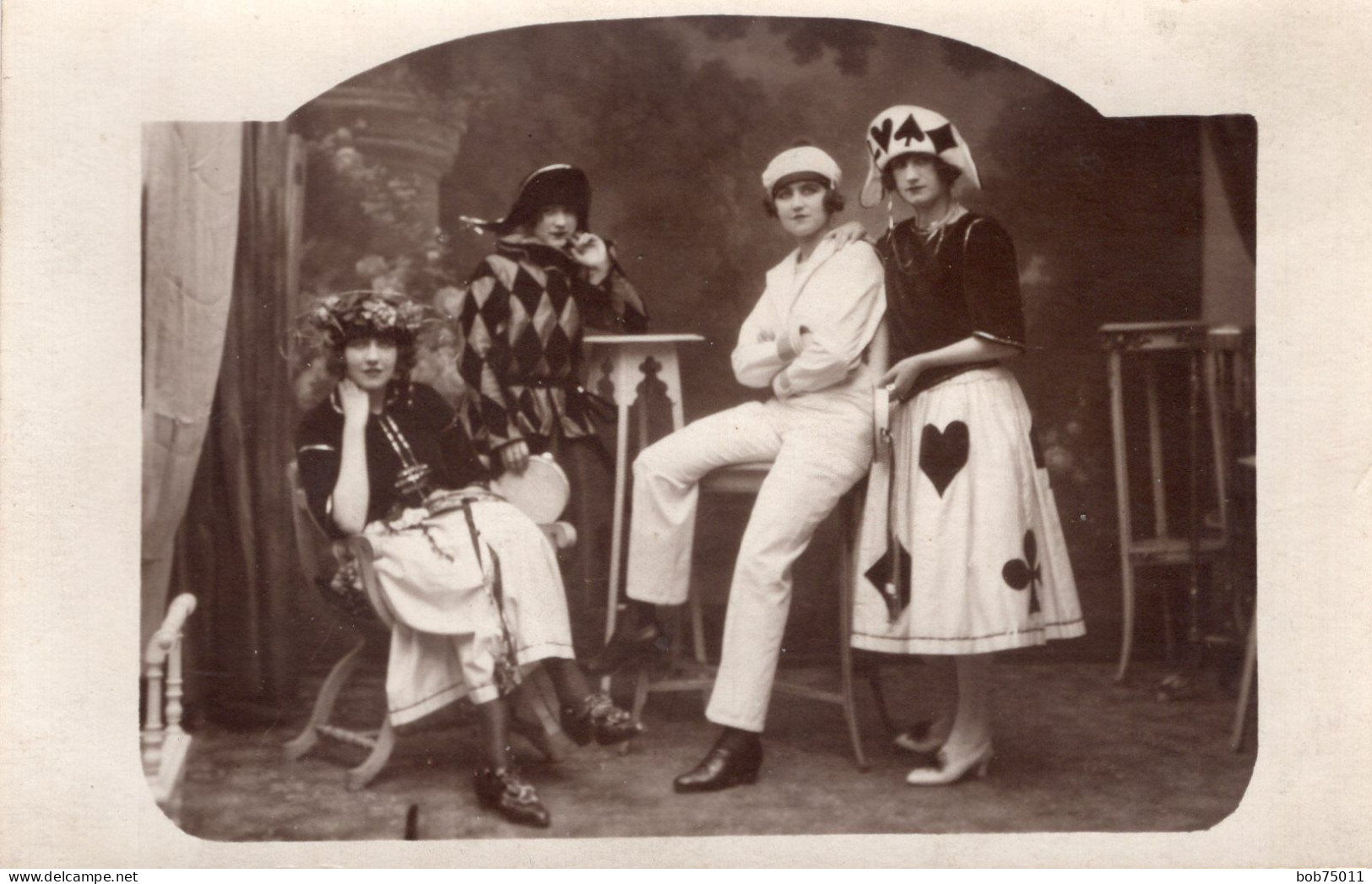 Carte Photo De Quatre Jeune Femmes élégante Déguisé Posant Dans Un Studio Photo - Anonymous Persons