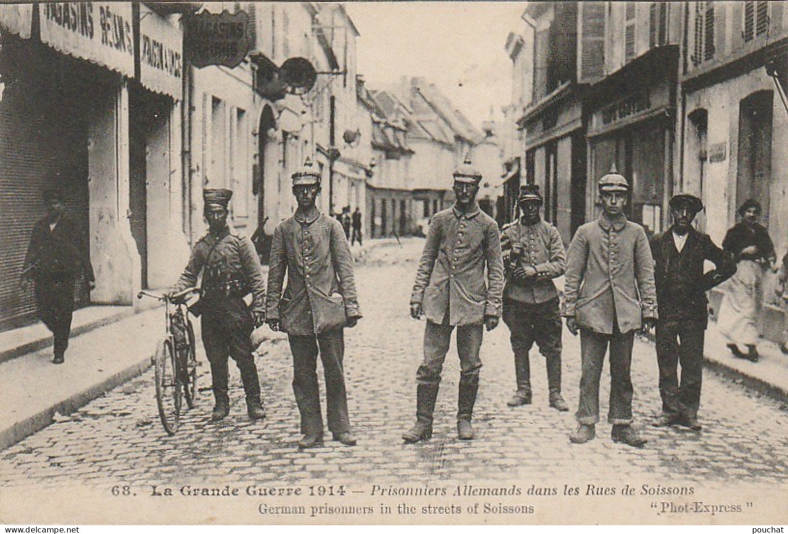 ALnw 4-(02) GUERRE 1914 - PRISONNIERS ALLEMANDS DANS LES RUES DE SOISSONS - 2 SCANS - Soissons