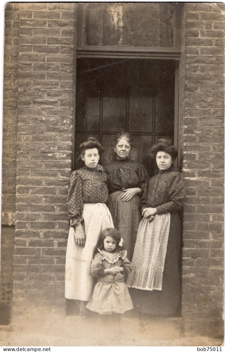 Carte Photo De Trois Femmes Avec Une Petite Fille Posant Devant L'entré De Leurs Maison - Personnes Anonymes