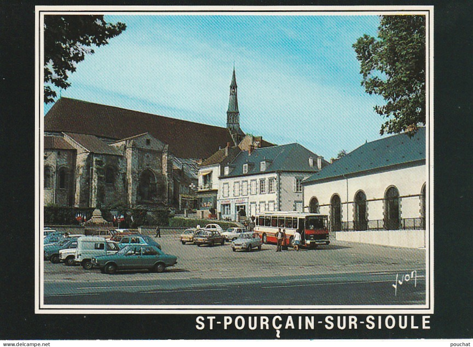 ALnw 5-(03) ST POURCAIN SUR SIOULE - LA PLACE CLEMENCEAU ET L' ANCIENNE ABBATIALE SAINTE CROIX - AUTOCAR - COMMERCES - Autres & Non Classés