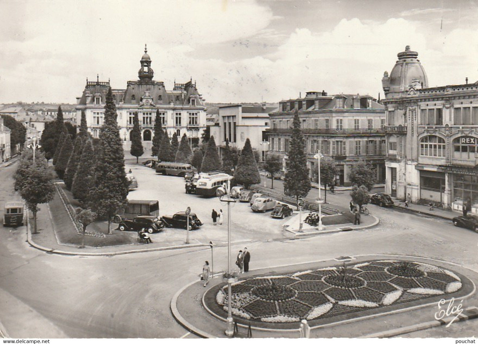 ALnw 5-(03) VICHY - L' HOTEL DE VILLE ET SA PLACE -AUTOMOBILES , AUTOBUS - Gde BOUCHERIE H. GATEFAIT - 2 SCANS - Vichy