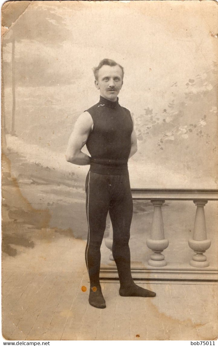 Carte Photo D'un Homme Musclé ( Un Sportif En Tenue ) Posant Dans Un Studio Photo - Anonymous Persons