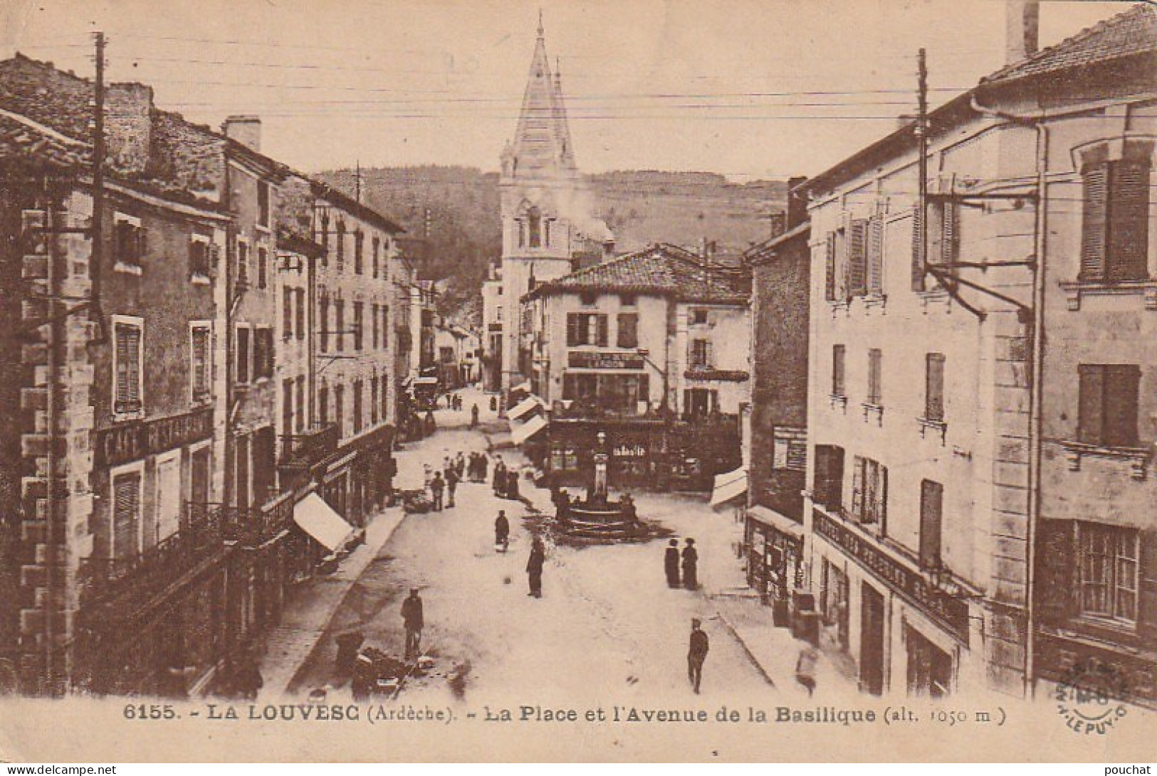 ALnw -(07) LA LOUVESC - LA PLACE ET L' AVENUE DE LA BASILIQUE - ANIMATION - HOTEL DES PELERINS  - 2 SCANS - La Louvesc