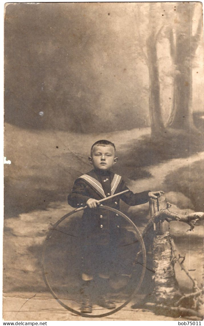 Carte Photo D'un Jeune Garcon élégant Avec Sont Cerceau Posant Dans Un Studio Photo - Anonymous Persons