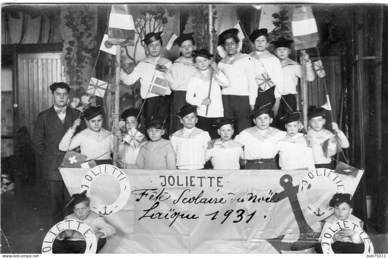 Carte Photo D'une Classe De Jeune Garcon Déguisé Avec Leurs Maitre Pour La Féte Scolaire Du Noel Laïque 1931 - Personnes Anonymes