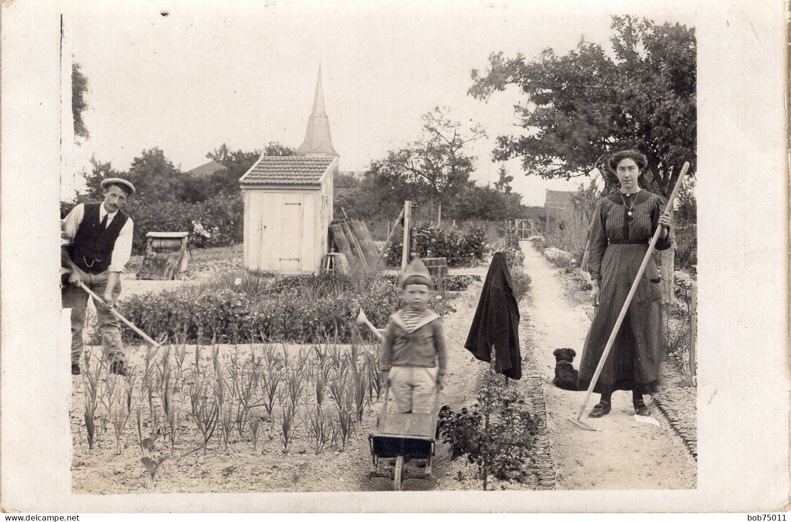 Carte Photo D'une Famille élégante Avec Leurs Chien Travaillant Dans Leurs Potager Vers 1915 - Personnes Anonymes