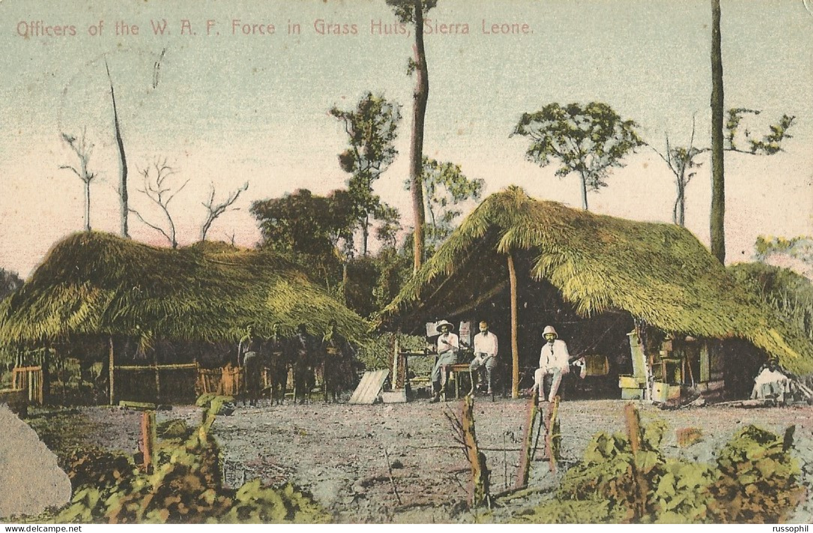 SIERRA LEONE - OFFICERS OF THE W.A.F. FORCE IN GRASS HUTS - 1905 - Sierra Leona