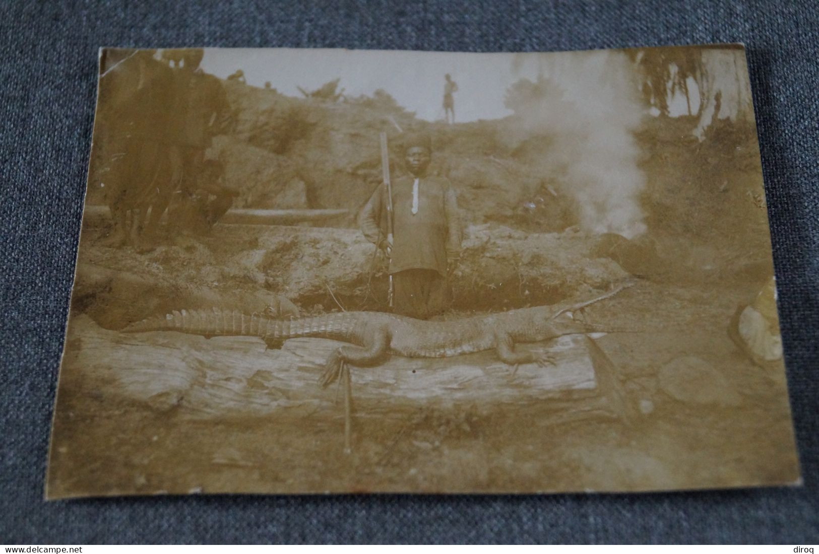 Superbe Ancienne Photo Congo Belge,crocodile Tué Par La Sentinelle Indigènes,11 Cm./ 8,5 Cm. - Africa