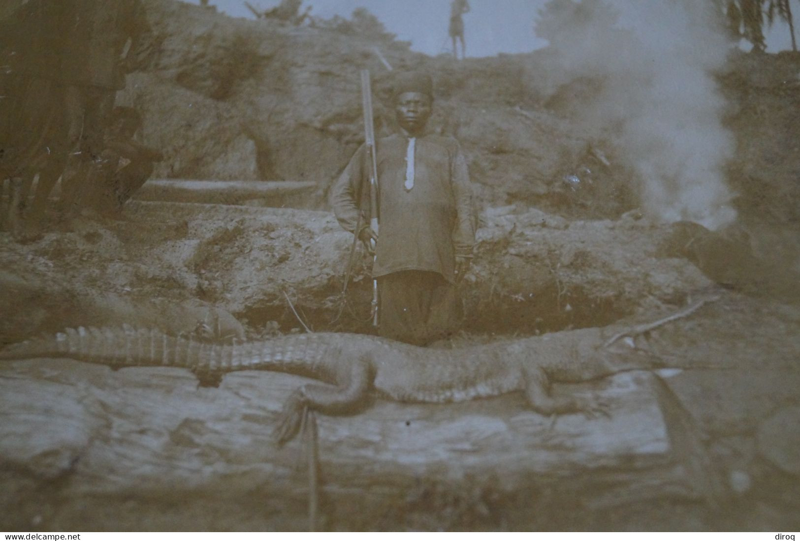 Superbe Ancienne Photo Congo Belge,crocodile Tué Par La Sentinelle Indigènes,11 Cm./ 8,5 Cm. - Afrika