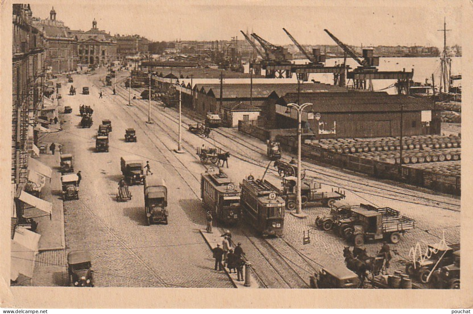 CE 31-(33) BORDEAUX - LES QUAIS VERS RICHELIEU - ANIMATION - TRAMWAYS , VEHICULES - ENTREPOTS - 2 SCANS - Bordeaux