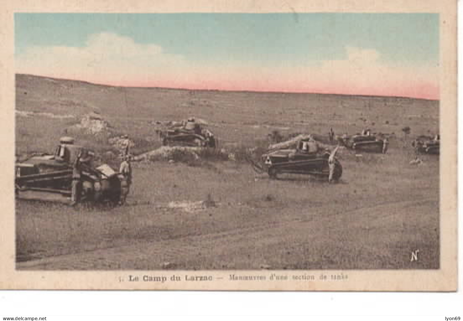 LE CAMP DU LARZAC  MANEUVRE D UNE SECTION DE TANKS - Sonstige & Ohne Zuordnung