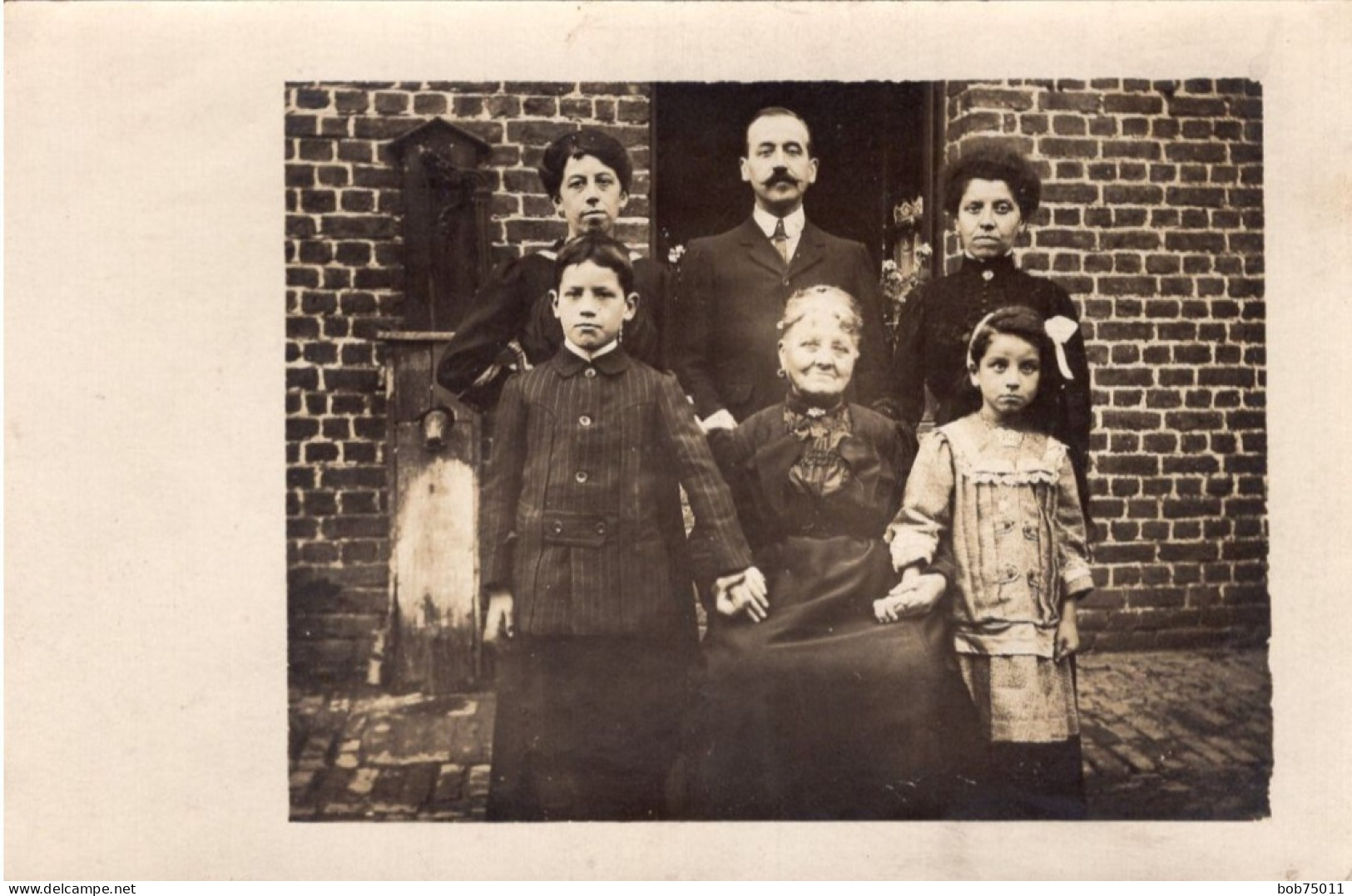 Carte Photo D'une Famille élégante Posant Devant Leurs Maison Avec Une Fontaine A Bras A Coté De Leurs Porte - Personnes Anonymes