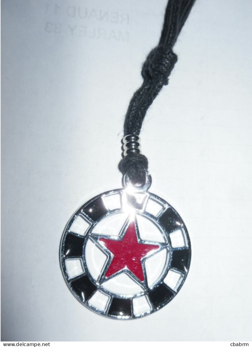 ETOILE ROUGE Pendentif Métal Avec Cordon Réglable étoile (ENTOURE D'UN DAMIER) - Hangers