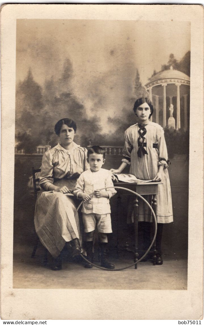 Carte Photo D'une Femme élégante Avec Sa Jeune Fille Et Sont Jeune Garcon Posant Dans Un Studio Photo - Personnes Anonymes