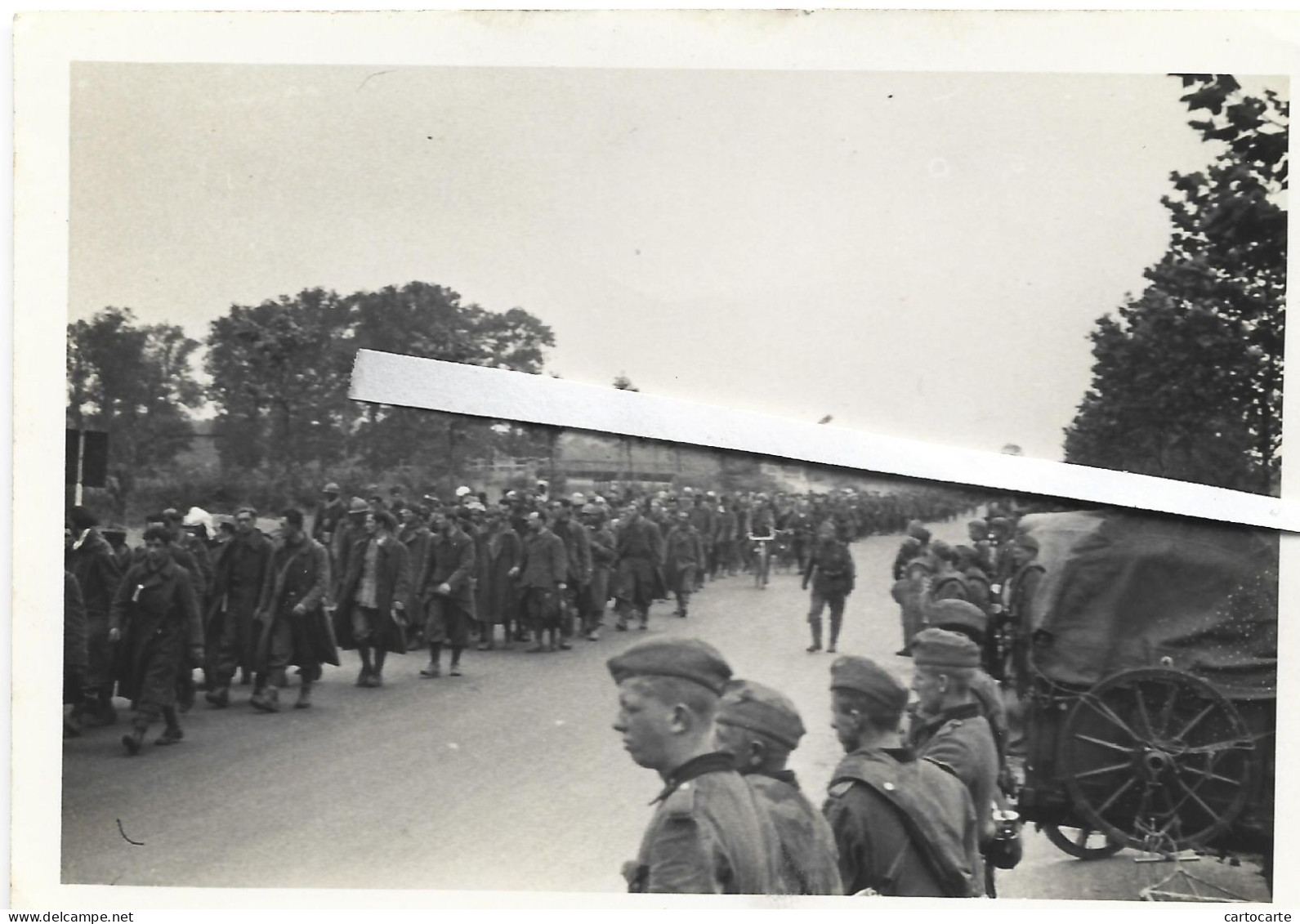MIL 507 0424 WW2 WK2  CAMPAGNE DE FRANCE  SOLDATS  ALLEMANDS CROISENT PRISONNIERS  1940 - War, Military