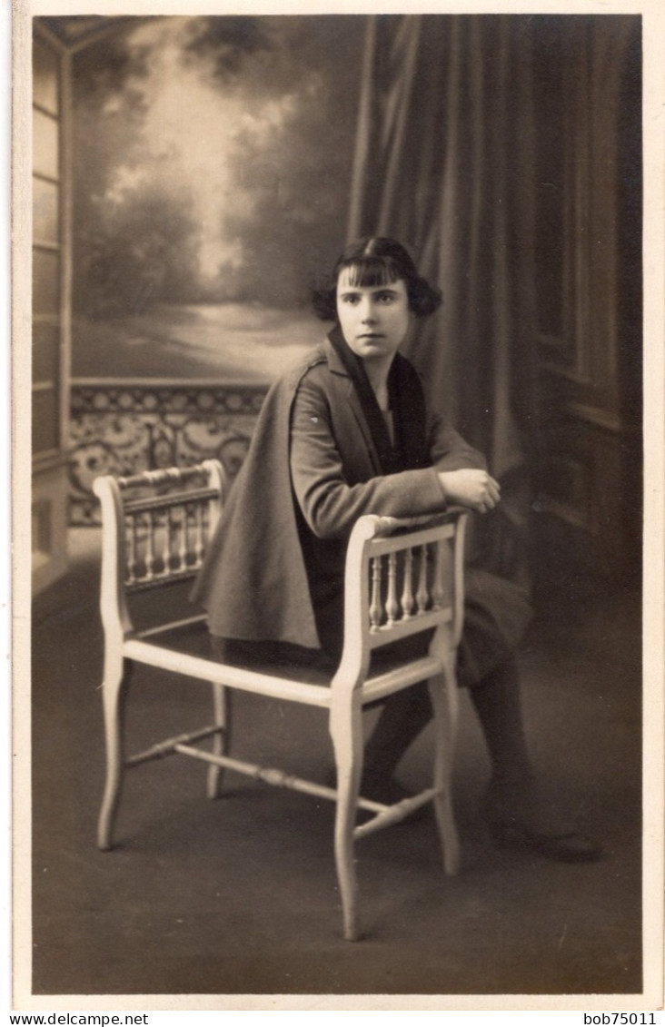 Carte Photo D'une Jeune Fille élégante Posant Assise Dans Un Studio Photo - Anonymous Persons