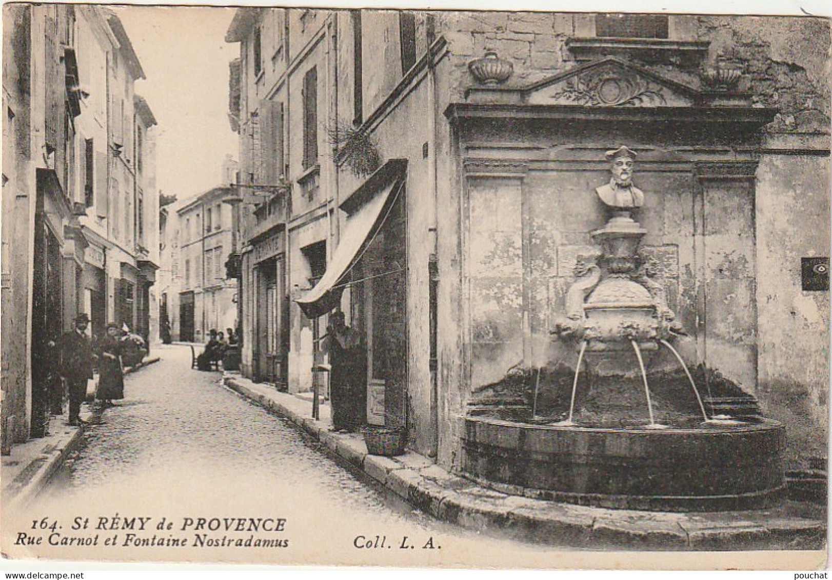 ALnw 16-(13) ST REMY DE PROVENCE - RUE CARNOT ET FONTAINE NOSTRADAMUS - ANIMATION - 2 SCANS - Saint-Remy-de-Provence