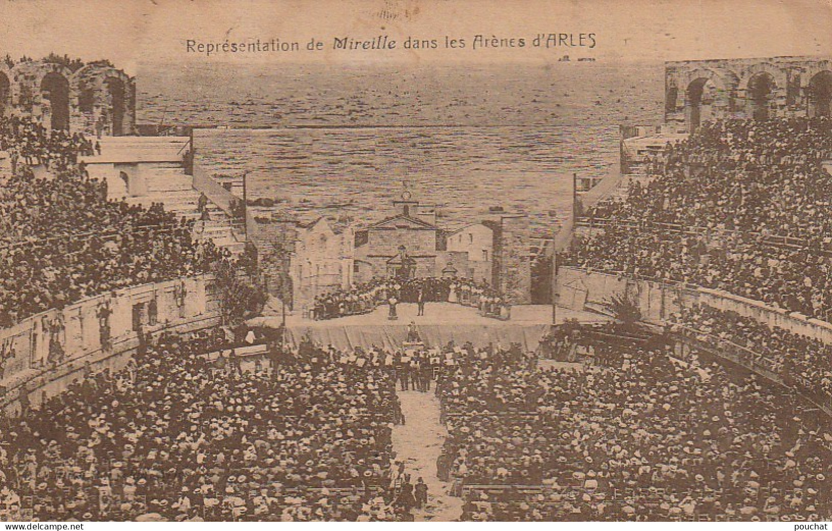 ALnw 16-(13) REPRESENTATION DE MIREILLE ( OPERA ) DANS LES ARENES D' ARLES - ORCHESTRE ET CHANTEURS - 2 SCANS - Arles