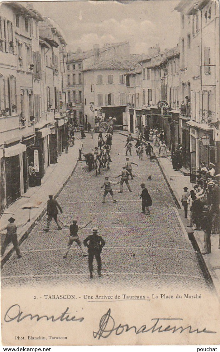 ALnw 16-(13) TARASCON - UNE ARRIVEE DE TAUREAUX - LA PLACE DU MARCHE - ANIMATION - PHOT. BLANCHIN , TARASCON - 2 SCANS - Tarascon