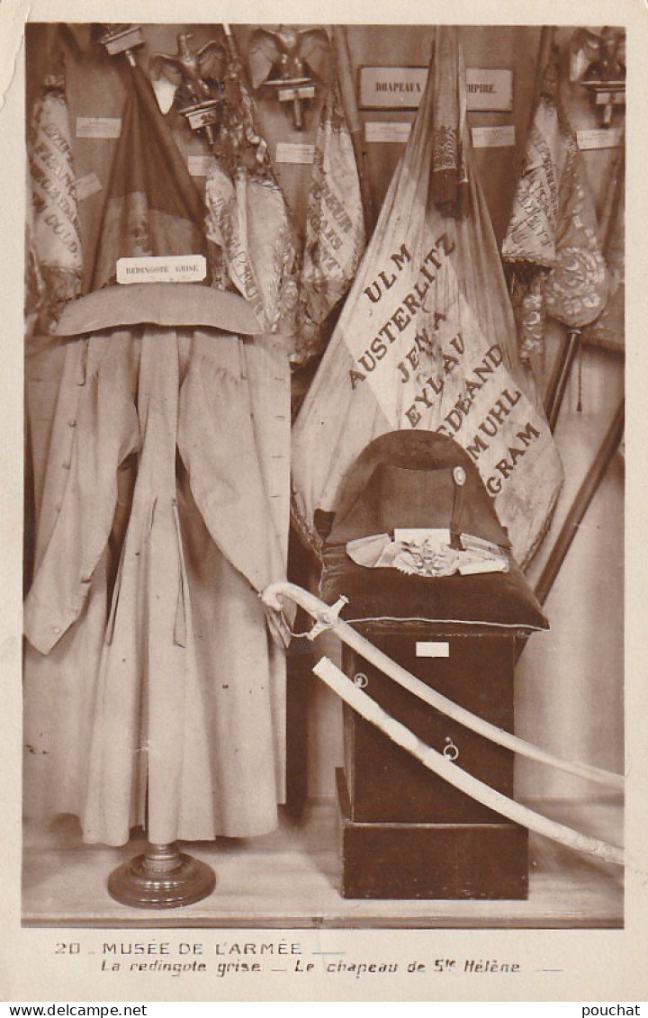 BE6 -(75) MUSEE DE L' ARMEE ( NAPOLEON )- LA REDINGOTE - LE CHAPEAU DE STE HELENE - SABRE TETE DE CHEVAL - 2 SCANS - Museos