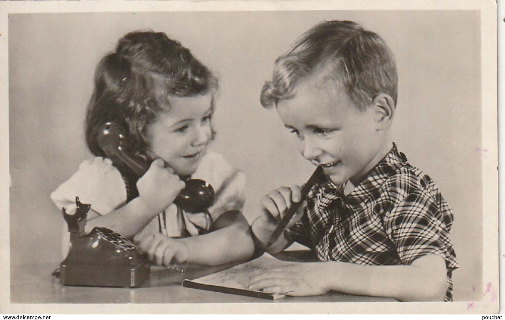 CE28 - COUPLE D' ENFANTS - FILLETTE AU TELEPHONE - 2 SCANS - Taferelen En Landschappen