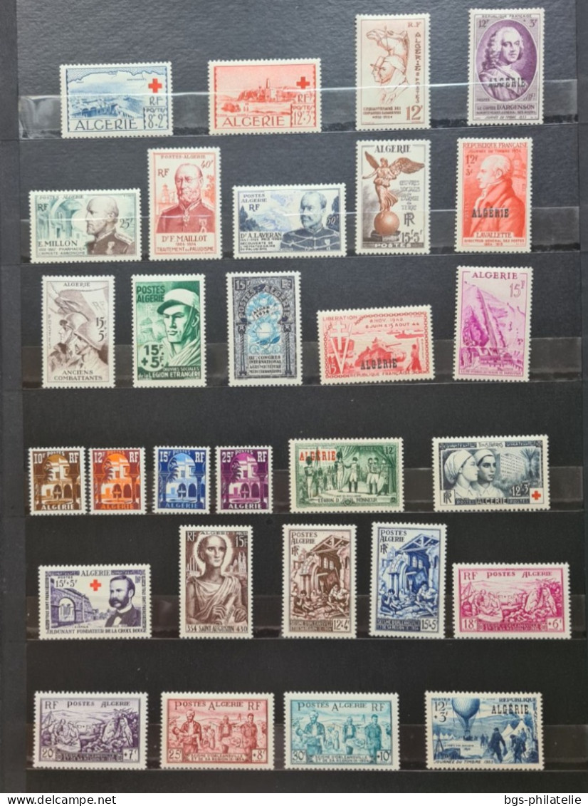 Collection de timbres d'Algérie neufs **, neufs * et quelques oblitérés.