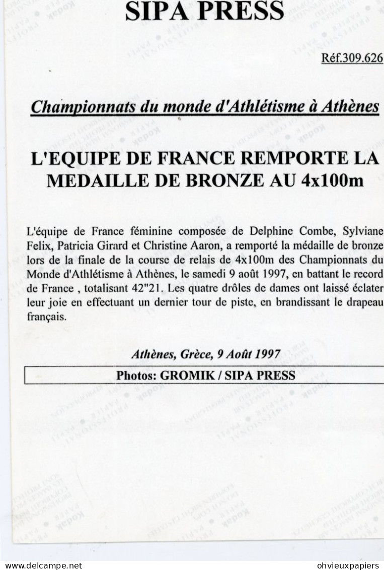 2 Photos Originales . ATHLETISME ATHENES 1997 DELPHINE COMBE SYLVIANE FELIX . PATRICIA GIRARD  Et CHRISTINE AARON 4X 100 - Sport
