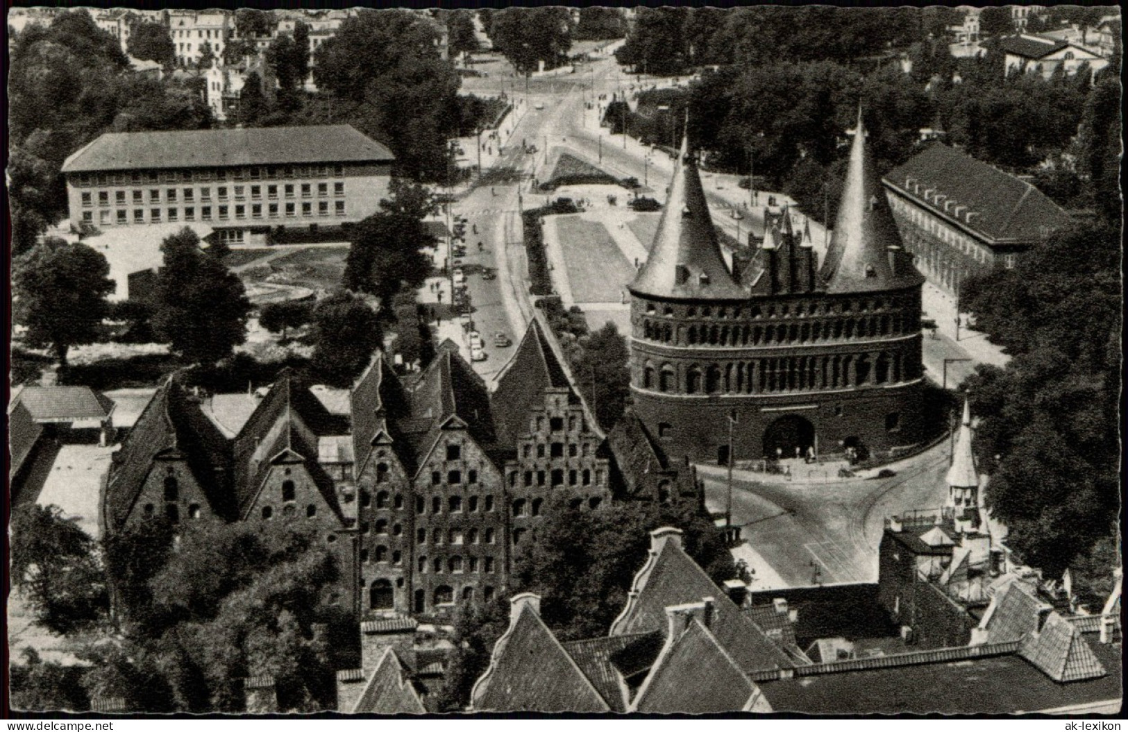 Ansichtskarte Lübeck Holstentor Und Salzspeicher Vom Flugzeug Aus 1964 - Other & Unclassified