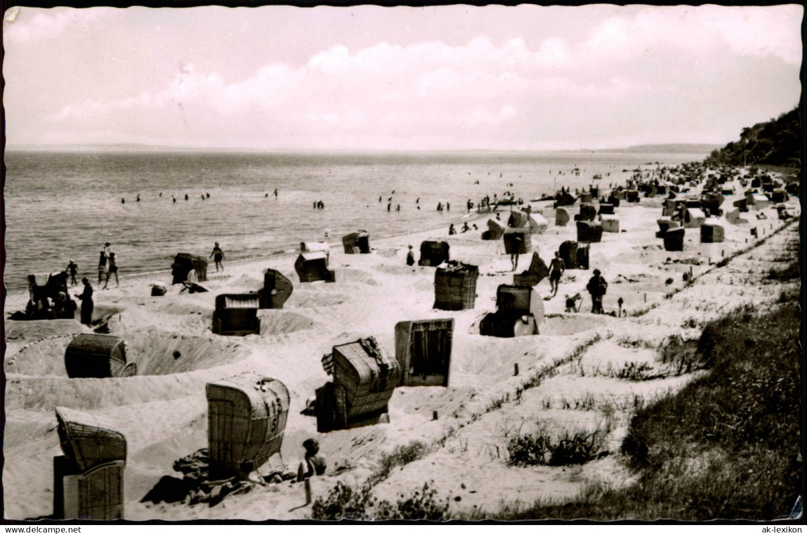 Ansichtskarte Hohwacht Strandleben - Strandkörbe 1958  Gel. Landpoststempel - Autres & Non Classés