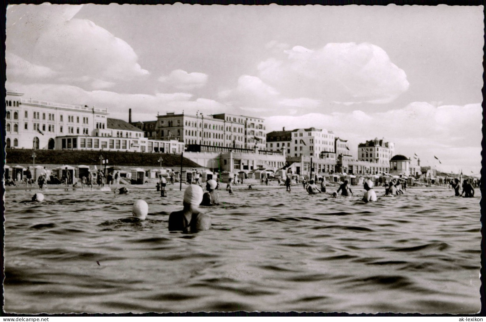 Ansichtskarte Borkum Strand Nordsee Badeleben Leute Im Wasser 1965 - Borkum