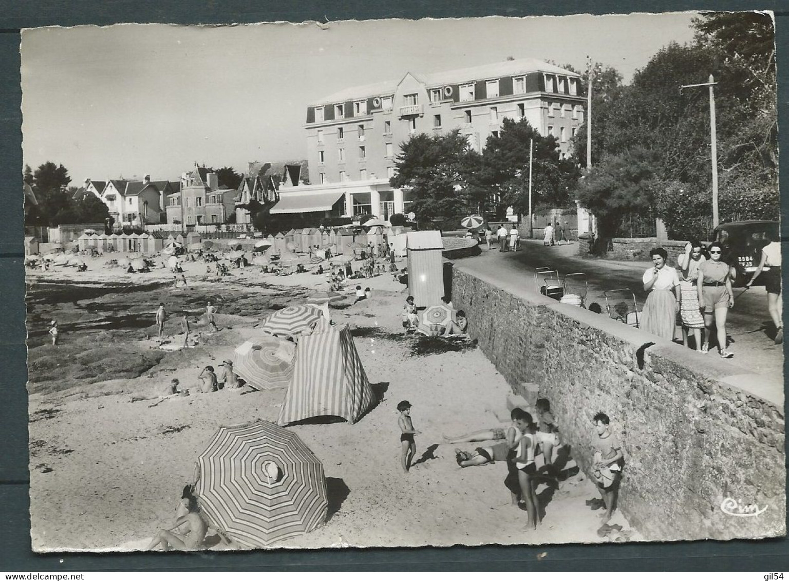 CPSM GF -   Concarneau - Place De Cornouailles  -   HAY 20040 - Concarneau