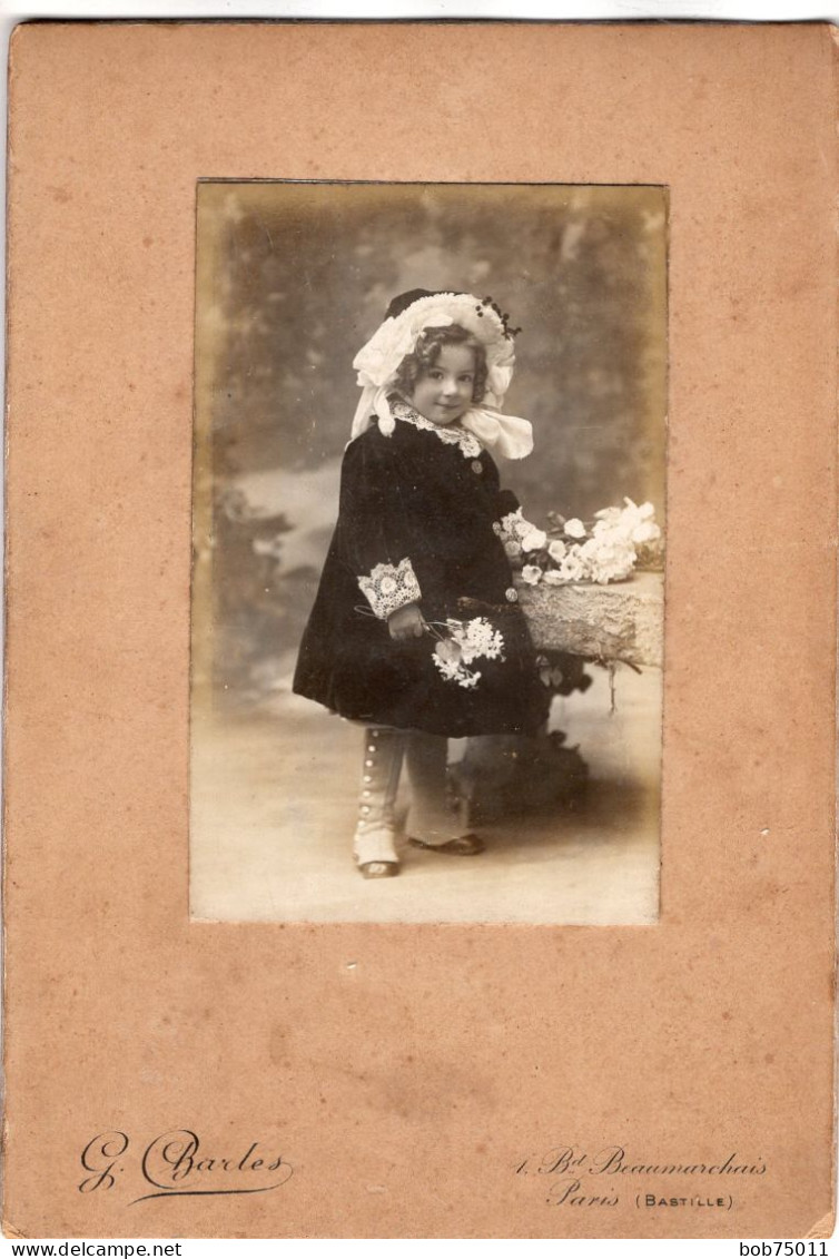 Grande Photo CDV D'une Petite Fille  élégante Posant Dans Un Studio Photo A PARIS - Anciennes (Av. 1900)