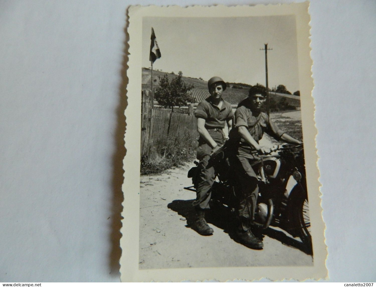 MOTO +WALDHOCHELHEIM :PHOTO 6X9 DE 2 MILITAIRE SUR UNE MOTO DE LA MARQUE  NSU - Motorräder