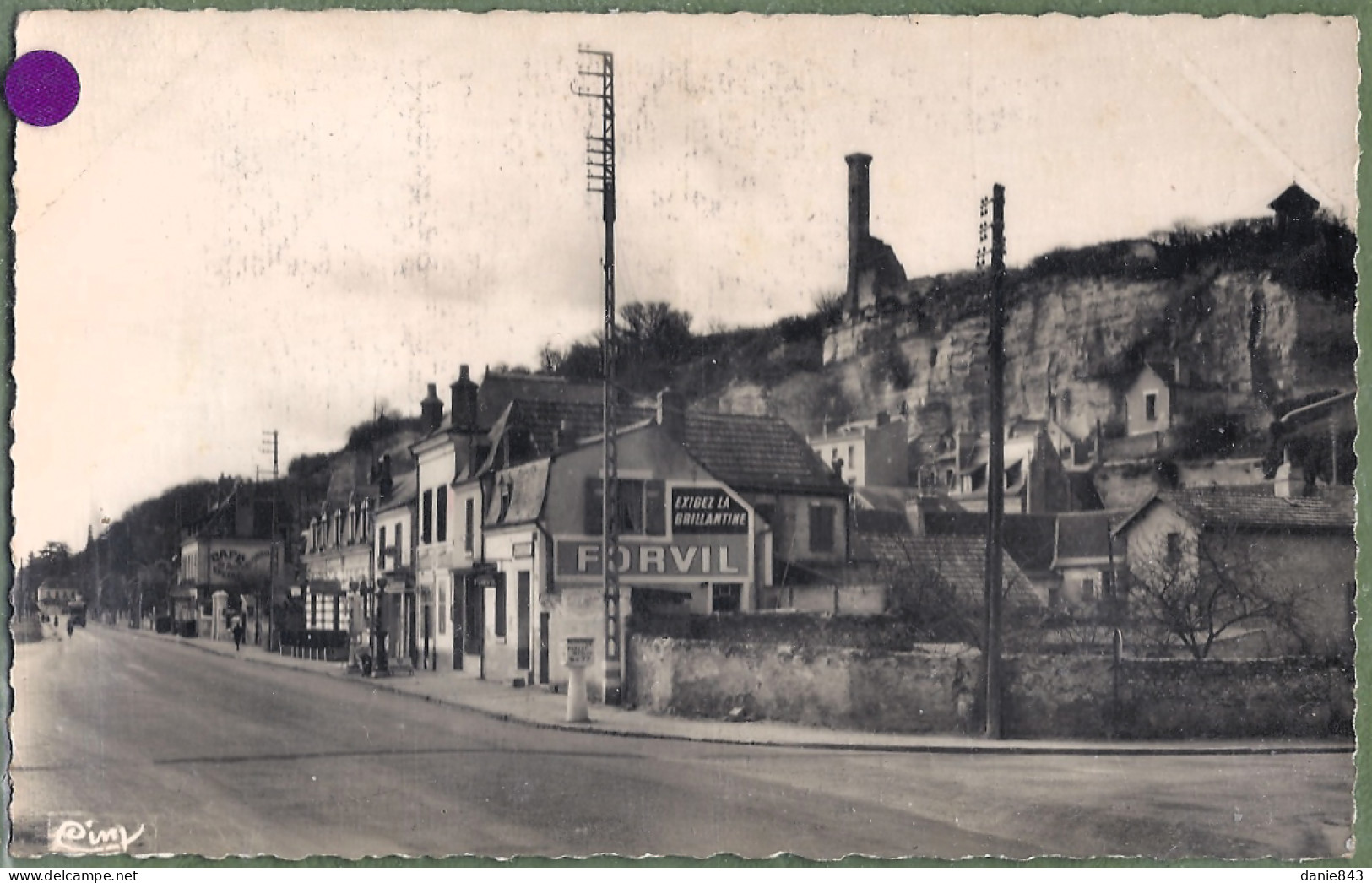 CPSM Vue Rare - INDRE ET LOIRE - ROCHECORBON - LA ROUTE NATIONALE - Commerces, Publicités Et Pompes A Essence BP - Rochecorbon