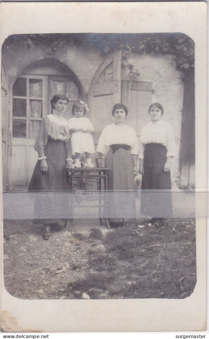 CPA PHOTO A SITUER ET A IDENTIFIER CHARLOTTE ET GERMAINE 11 NOVEMBRE 1915 - A Identificar