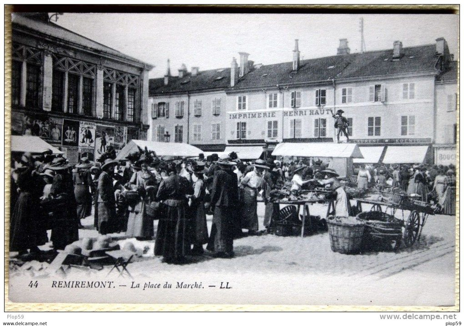 Cpa Ak Pk Remiremont La  Place Du Marché Trés Animée - Remiremont