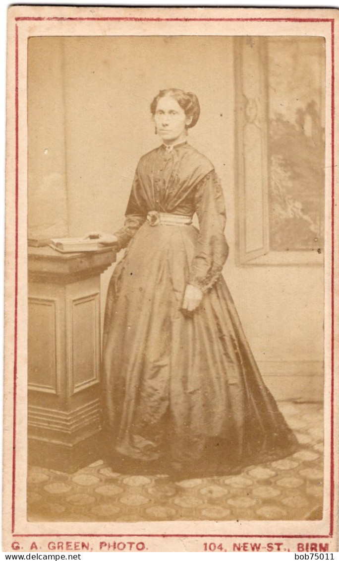 Photo CDV D'une Femme élégante Posant Dans Un Studio Photo A Birmingham - Oud (voor 1900)
